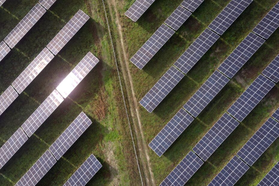 Budowa farmy fotowoltaicznej. Inwestycja w farmę fotowoltaiczną - proces budowy farmy fotowoltaicznej