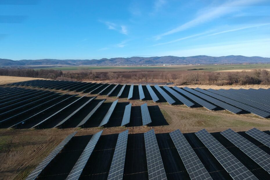 Projekty farm fotowoltaicznych, projekt farmy fotowoltaicznej, budowa farm fotowoltaicznych, development, zakup i sprzedaż projektów fotowoltaicznych.